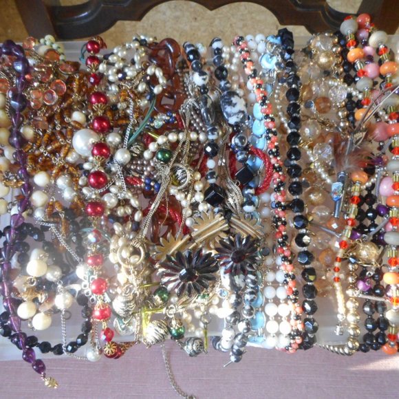 Three pounds of vintage necklaces:glass, plastic - Picture 3 of 6